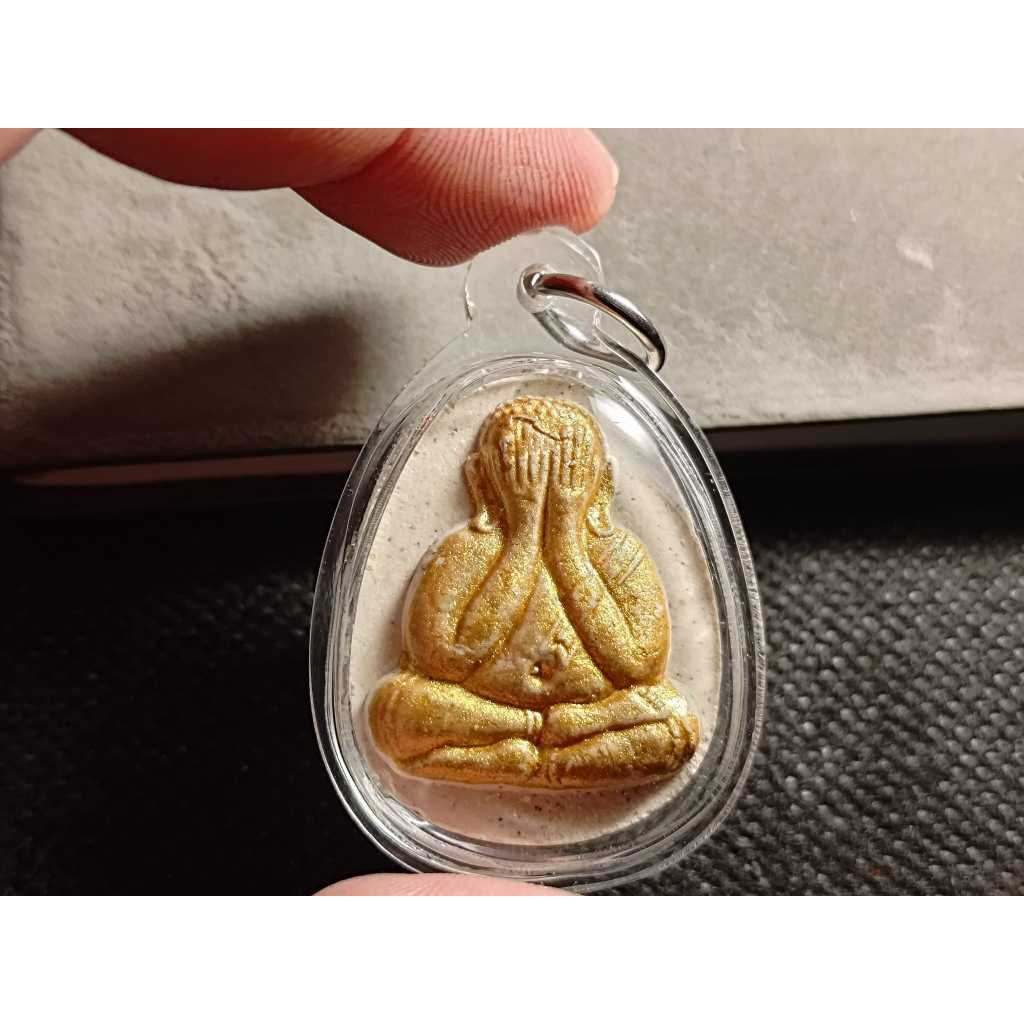 泰國佛牌~2535~僧王~帕必達一期~八十歲生日紀念~珍寶模~擁抱財富~清除債務~較稀有的白欖經灰金面(0503A)