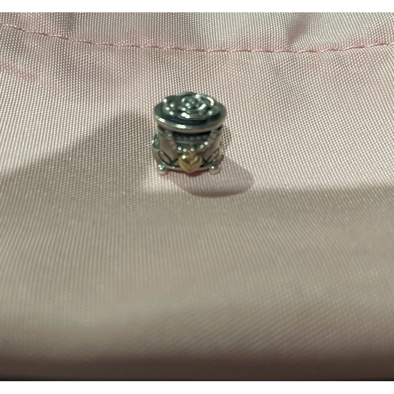 二手真品潘朵拉愛心珠寶盒串飾+白玫瑰夾扣如圖