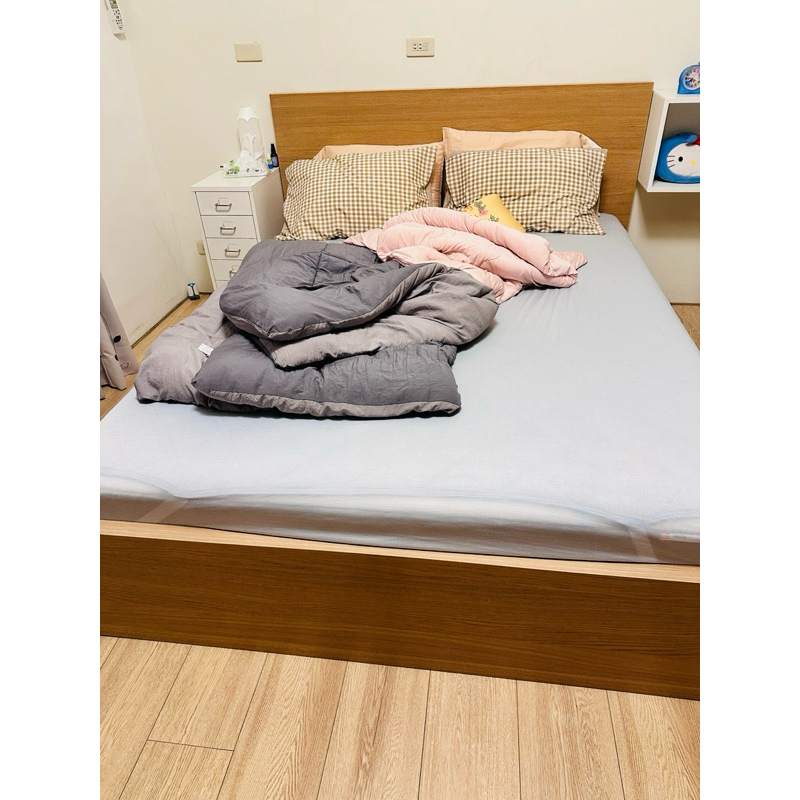 二手IKEA床罩、床架(台中自取。可分開購。喜歡可議）