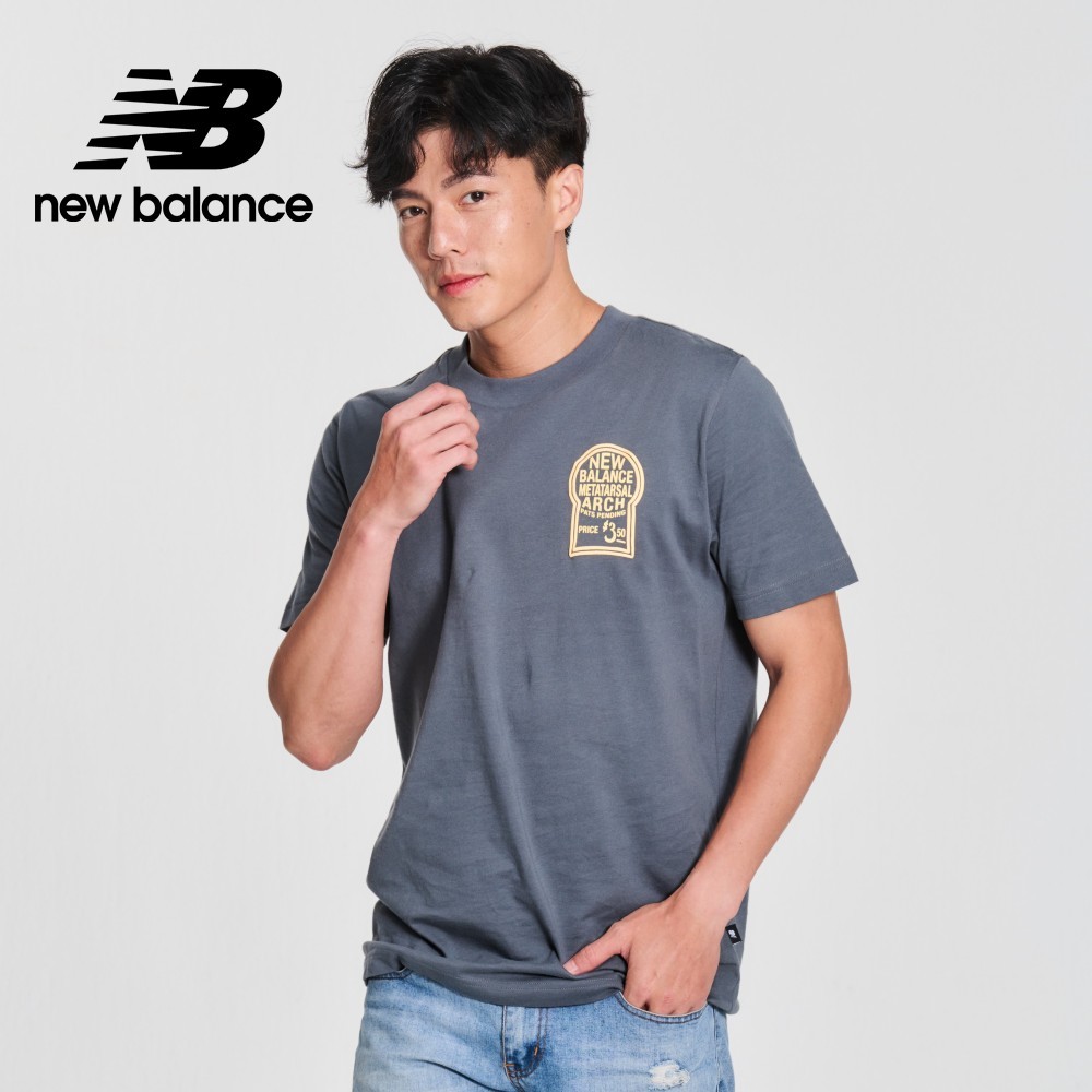 【New Balance】 NB 特殊印刷插圖短袖上衣_男性_深灰色_MT41913GT