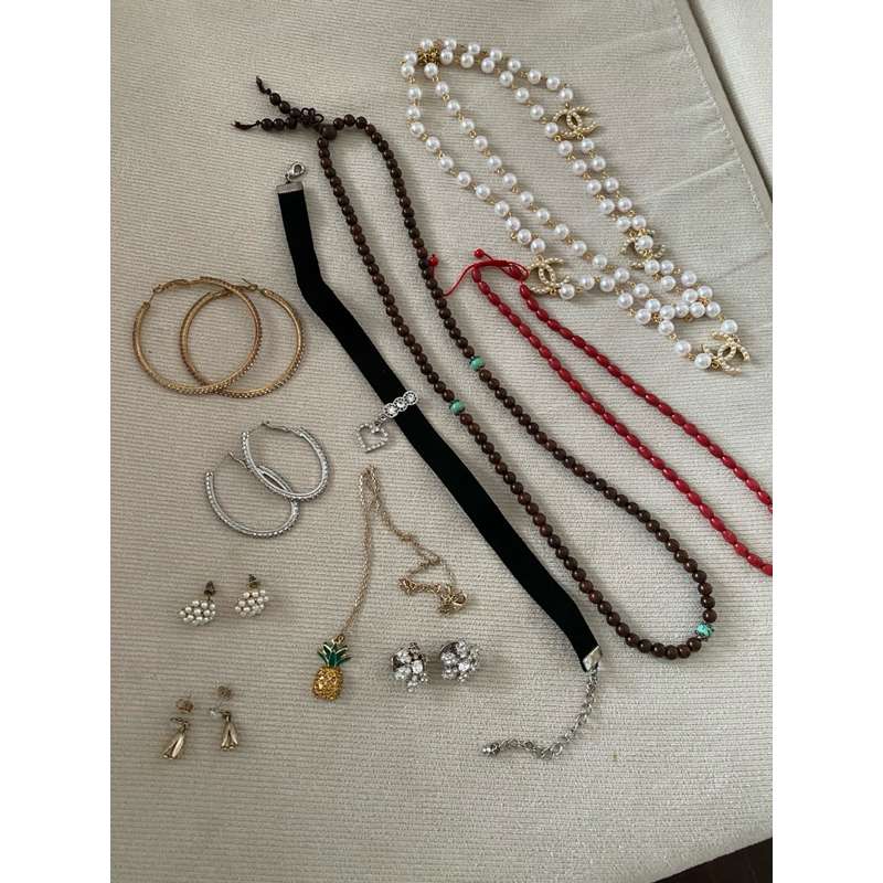 一堆二手飾品贈chanel小香款珍珠長鍊有復古絨布項鍊及水鑽珍珠耳環胸針