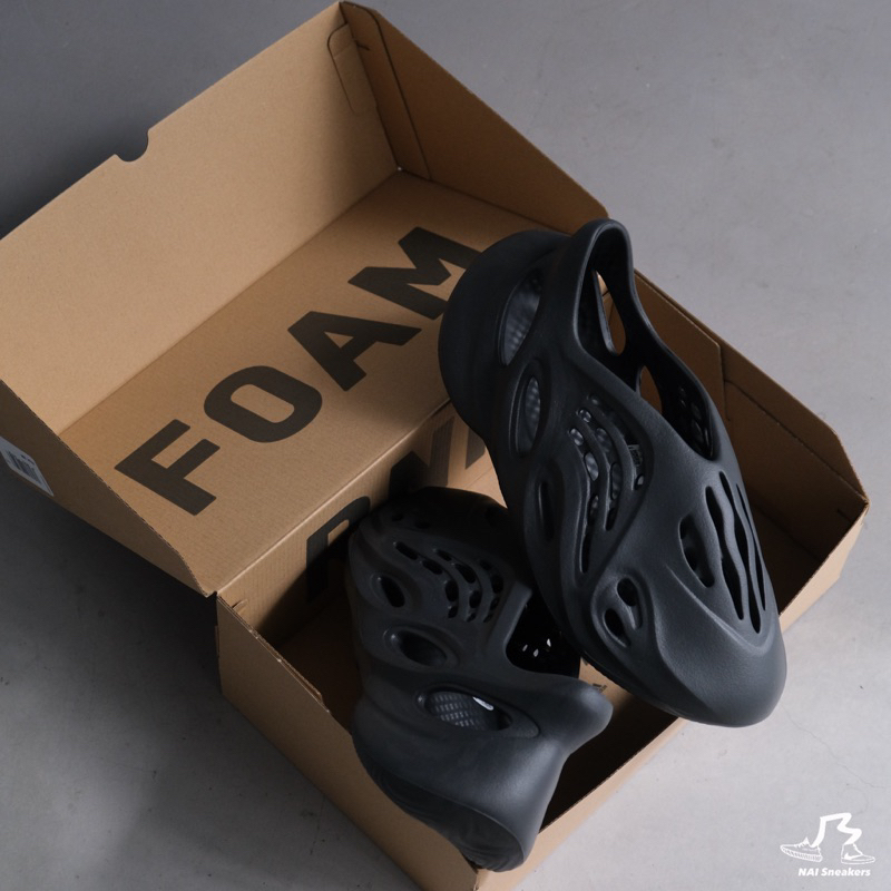 【奶大大球鞋代購社團】Adidas Yeezy Foam Runner 全黑 洞洞鞋 拖鞋 雨鞋 YZY HP8739