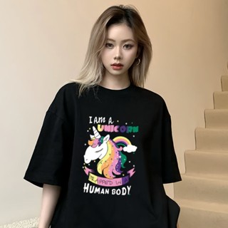 《獨家原創 臺灣現貨》現貨100%純棉繽紛彩虹獨角獸英文字母正面印花加強拷克包後圓領短袖T恤男女上衣服素色大尺碼情侶裝