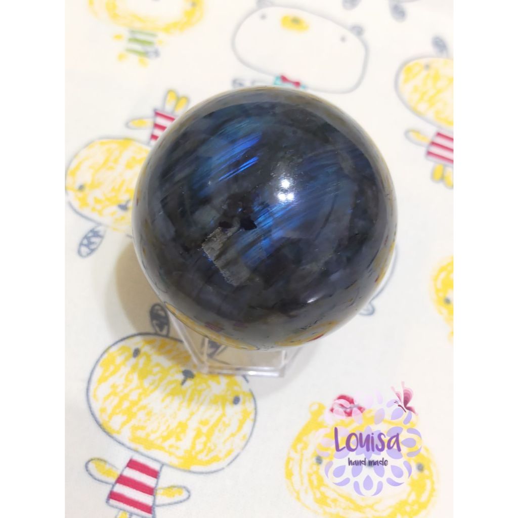 *全新*水晶/玉石球 藍光拉長石 共生金運石 藍拉 附球座 直徑5.7cm
