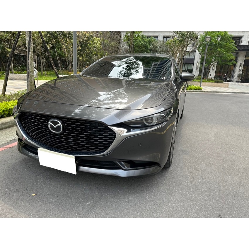 婷車庫 2019 MAZDA3 改款造型 平均油耗15.2km 除了帥還省油