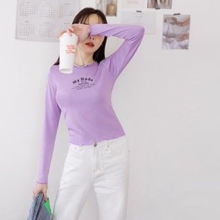 OB嚴選 木耳邊字母印花長袖短版合身上衣 《AB18167》大尺碼/現貨/女裝
