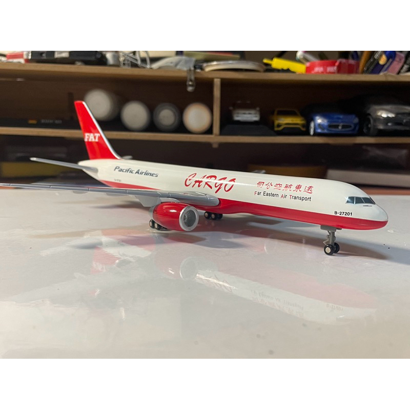 B757-200 FAT 1/400ダイキャストモデル　遠東航空　展示ケース付き B757-200 FAT 1/400ダイキャストモデル 遠東航空 展示ケース付き