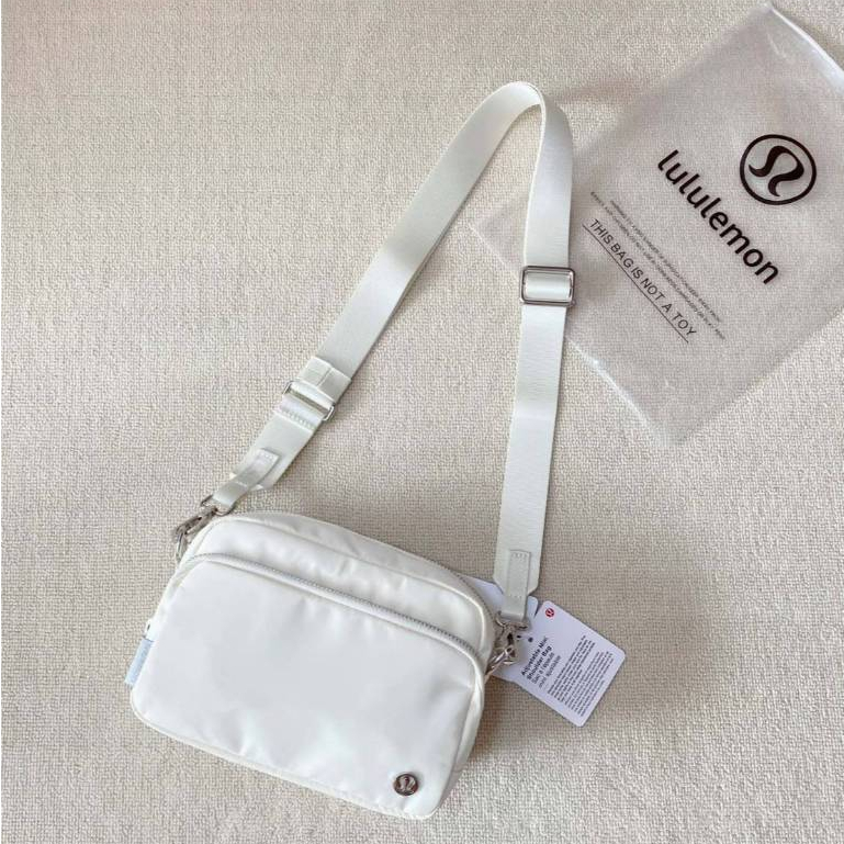 【other more 特選潮流】加拿大運動第一品牌 LULULEMON Everywhere 斜背包 2L