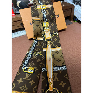 LV M78655經典MONOGRAM CONFIDENTIAL金屬鍊條印花圖騰長絲巾(棕色)