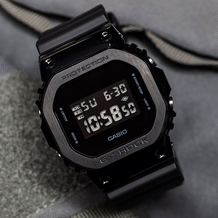 CASIO 卡西歐 G-SHOCK 金屬強悍耐衝擊數位腕錶/黑x黑IP框(GM-5600B-1)