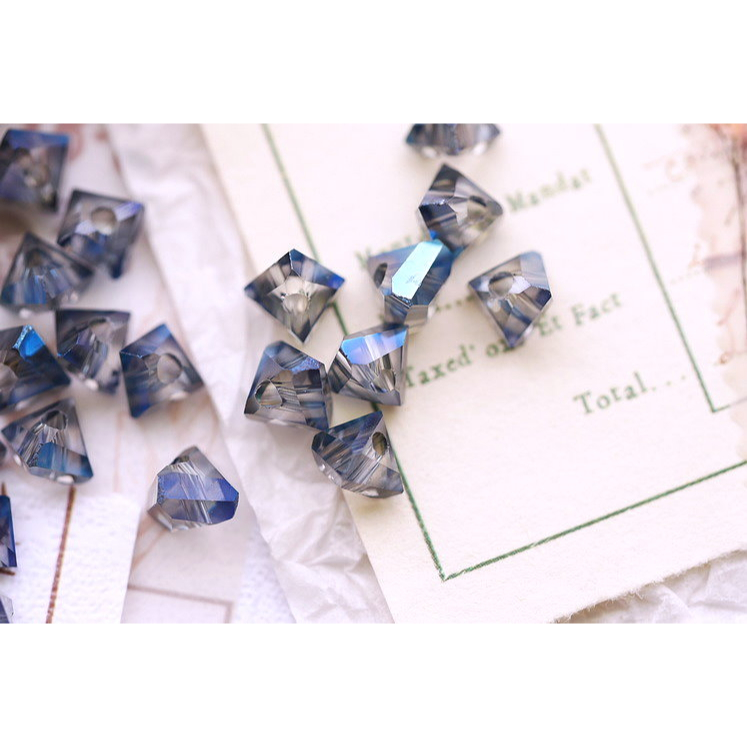 。素敵手作Antique材料。韓國鍍膜玻璃水晶珠--切面三角直孔珠--6mm深夜藍