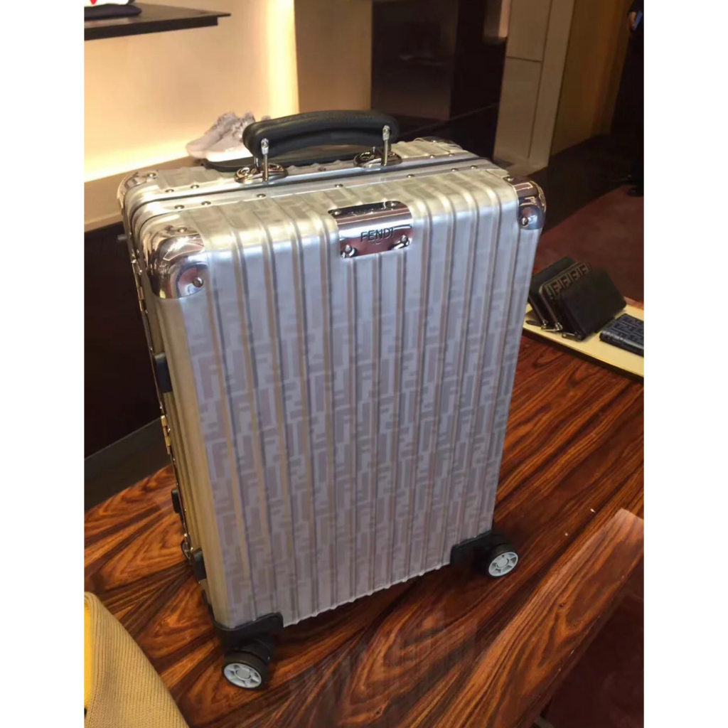 97成新（現貨）Rimowa x Fendi 21寸 銀色鋁鎂合金 聯名款 行李箱 登機箱 7VV133