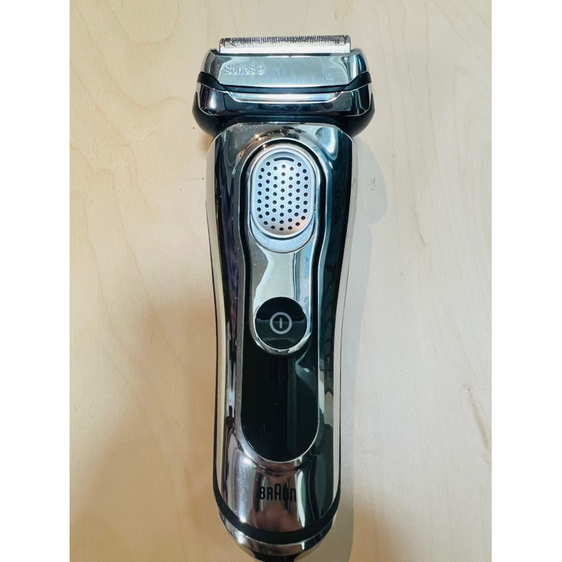 德國百靈 BrAun 9296cc 刮鬍刀 9 系列  銀色 搭配自動清潔與充電系統及旅行盒 （二手）