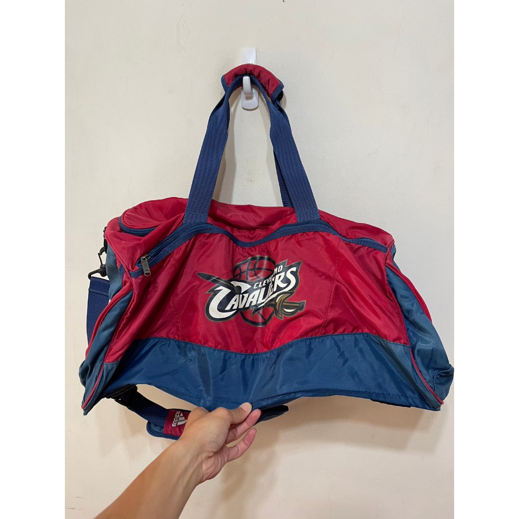 「 二手包 」 adidas x NBA 手提斜背運動旅行袋（紅藍）220