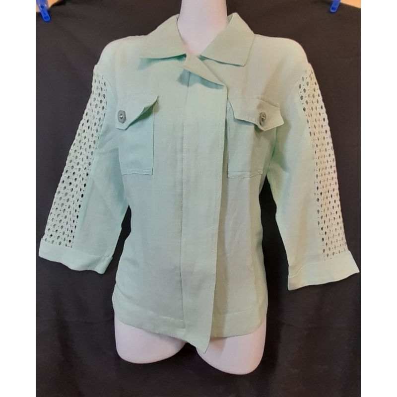 【小雅衣櫥】全新 LANICE淺綠色上衣罩衫 9號 麻紗 七分袖 雙口袋 袖子.後背簍空設計
