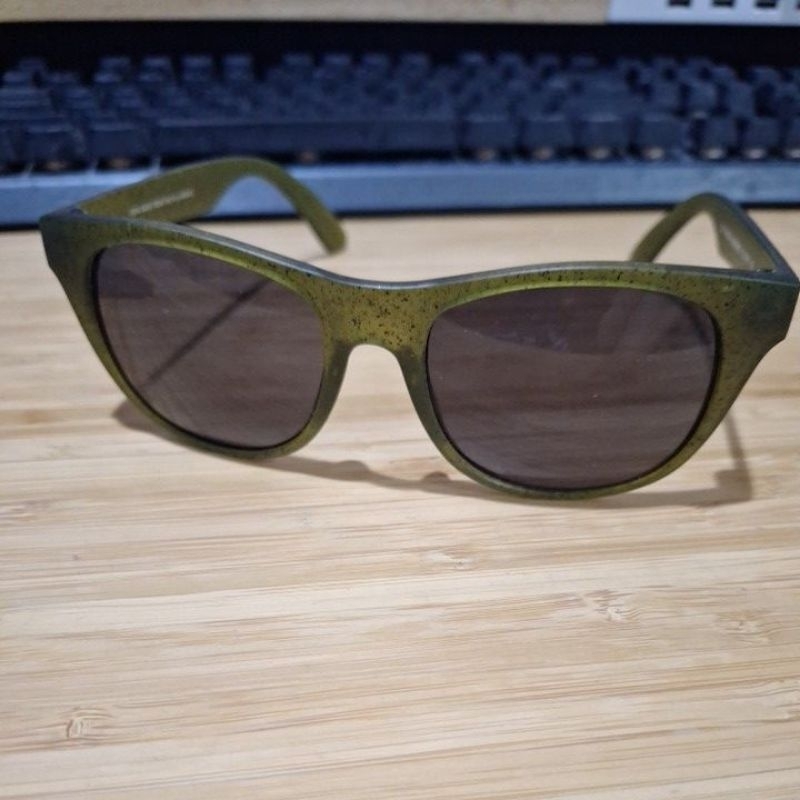 [九成新 二手] MINIWIZ小智研發 環保太陽眼鏡 墨綠鏡框 再生塑膠鏡框100％可回收PC 制成 隨機送眼鏡殼