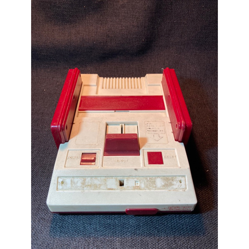 日本製 Nintendo HVC-001 紅白機 操控鍵盤線材剪斷 沒有任何線材 只有主機 當零件機出售 不知好壞
