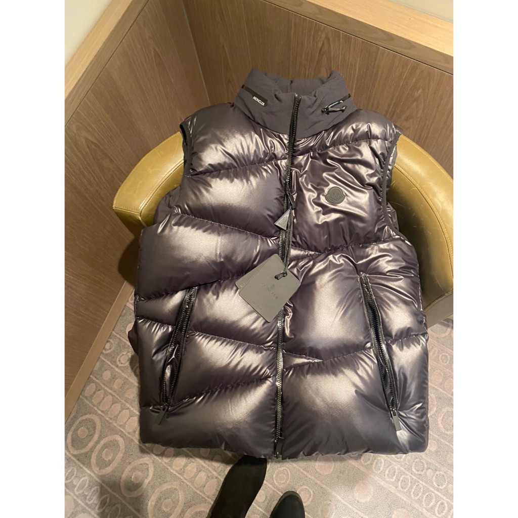 Moncler 羽絨背心 非常好看 很缺尺寸唷 限時折扣