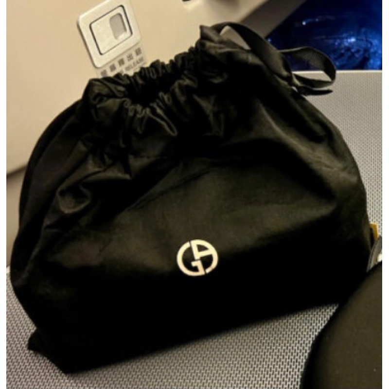 長榮航空商務艙，Giorgio Armani黑色軟式過夜包，無內容物，另含小錢包、鑰匙圈、及防塵袋