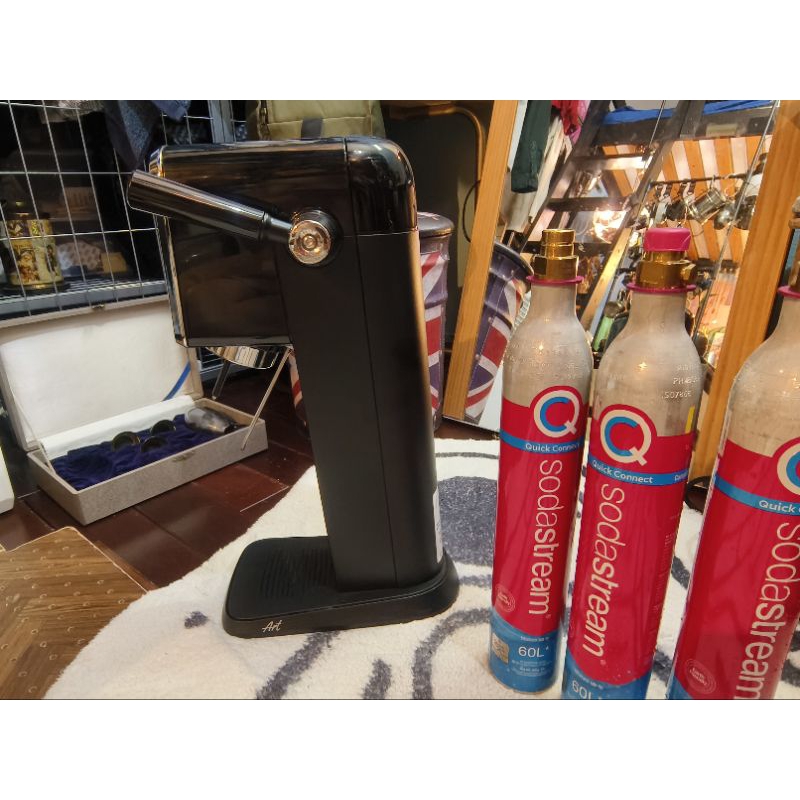 Sodastream ART 自動扣瓶氣泡水機 1水瓶3個空氣瓶  原廠保固到2024/7月房間木地板個人使用還很新如圖