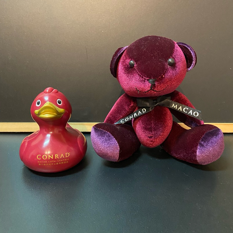 澳門金沙城康萊德酒店紀念品CONRAD酒紅絨布小熊+紅色洗澡小鴨