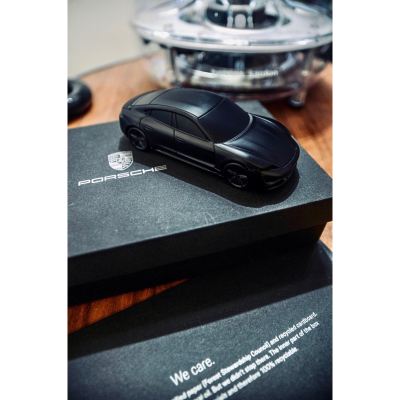 《保時捷原廠精品》 Porsche Taycan 不鏽鋼紙鎮 模型車 1:43 消光黑 紀念品 4S GTS 禮盒