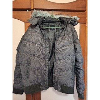 NET連帽外套MEN男版(M)深灰色二手,腋下平量56cm,肩寬46cm,衣長65cm，無衣標（羽絨）