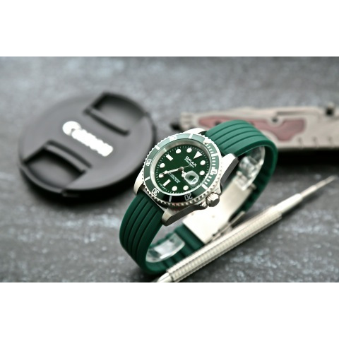 綠框綠面～OMAX歐馬仕尚勞利仕名款水鬼submarine造型全不鏽鋼製石英錶不鏽鋼製單折扣矽膠錶帶