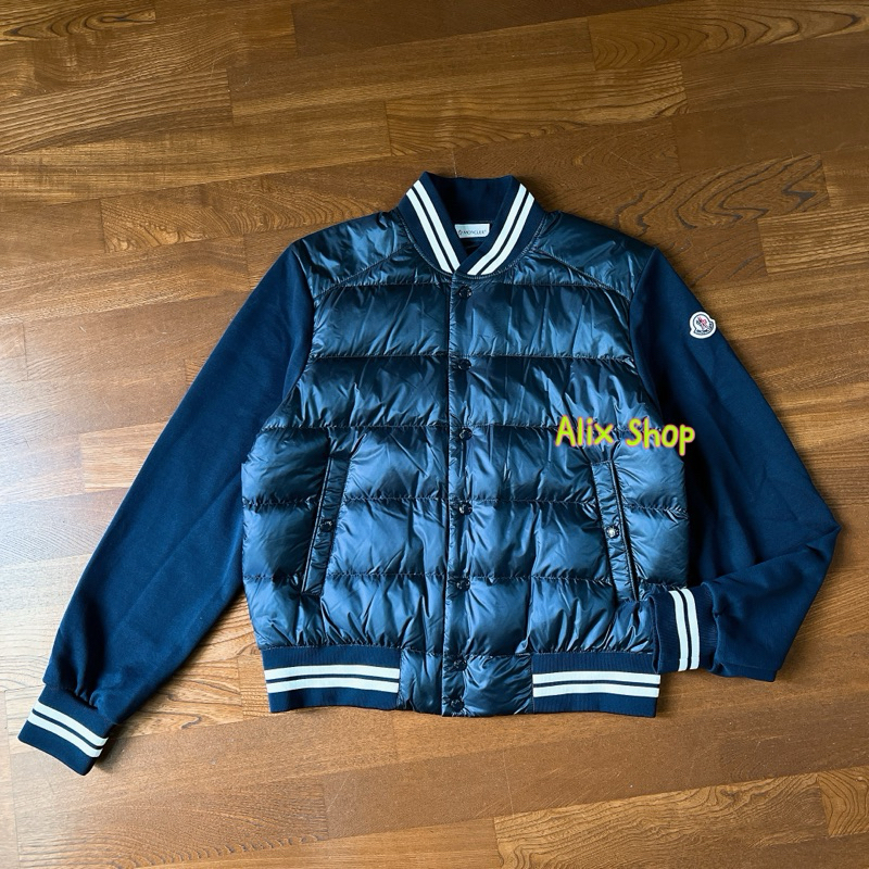 2023 秋冬新款現貨Moncler 男士 羽絨拼接棉質 、手臂徽章Logo、棒球外套 、學院風 深藍色軍風夾克 外套。