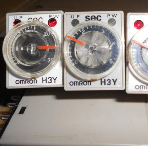OMRON 小型計時器 H3Y-4 TIMER AC100-110V  AC200-220V (D1)