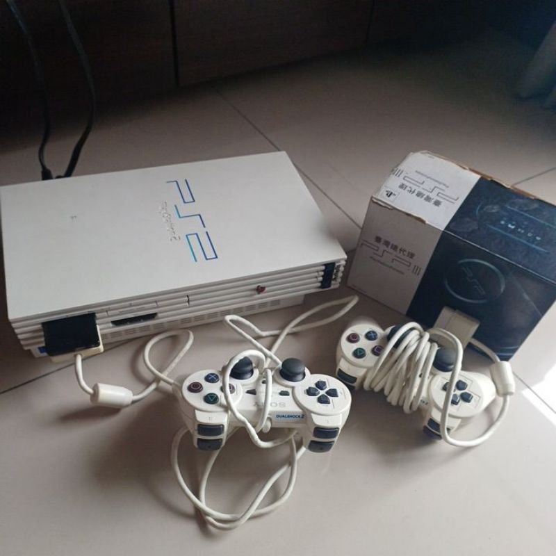 二手遊戲機PS2主機（有改）+雙手把+遊戲光碟×1