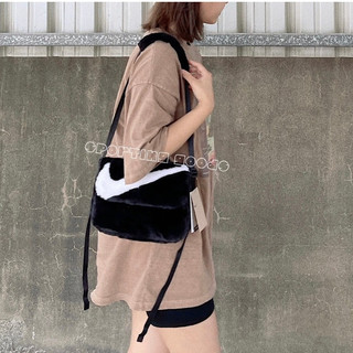 S.G Nike Futura 365 FB3048-010-838 黑色 米白色 毛絨 側背包 大logo 斜背包