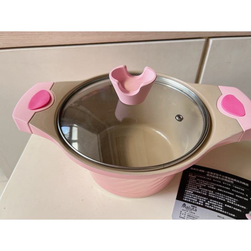 《瑪麗塔》Maluta玫瑰深型不沾導磁燜滷鍋22cm「粉紅玫瑰款」#台灣製造#粉紅鍋