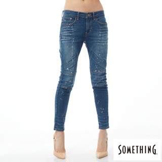 SOMETHING 女款 特殊剪接潑漆八分牛仔褲(拔洗藍)