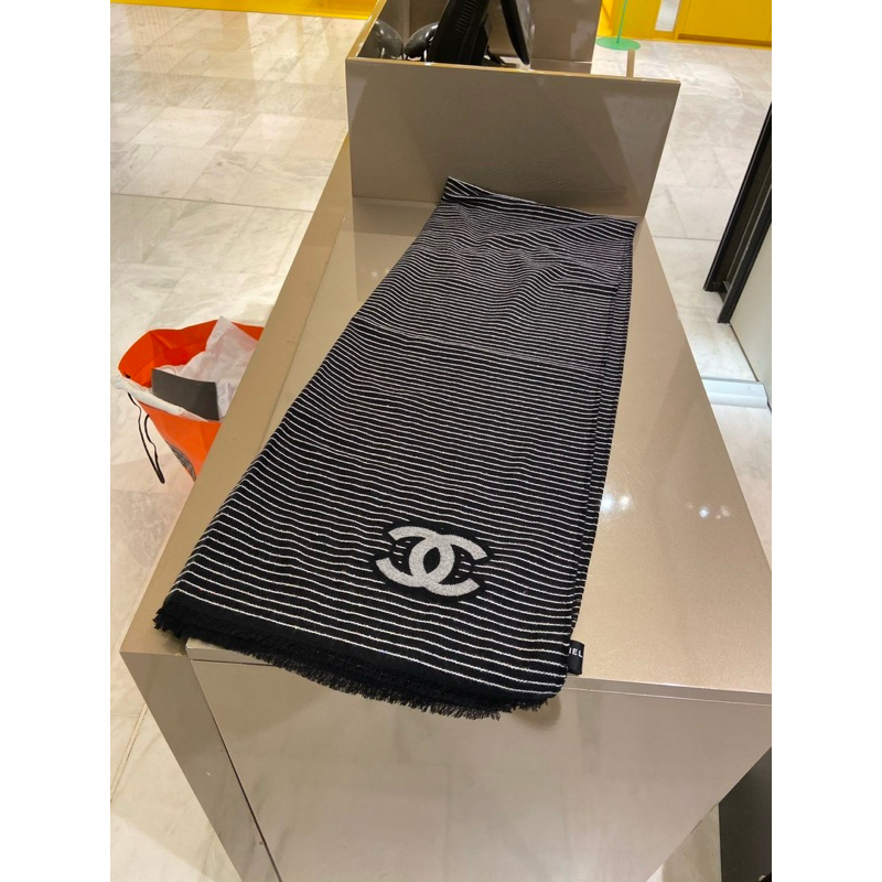 台灣現貨💛40900 香奈兒 Chanel 24p 黑條紋cc圍巾