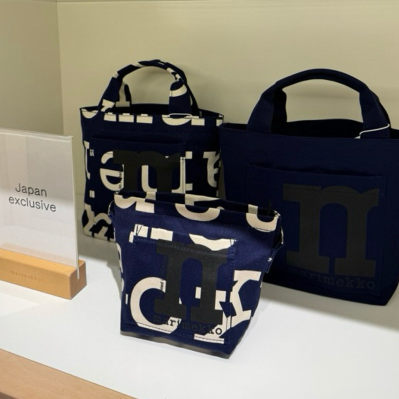 日本連線🇯🇵「預購」日本限定Marimekko最新款Mono mini bag系列 深藍字母配色 肩背包 斜背包 手提包