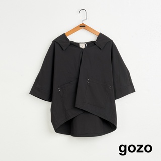 【gozo】➤大口袋翻領連帽上衣(黑色/米白_F) | 女裝 V領 休閒 短袖上衣 連帽T恤 休閒上衣 造型T