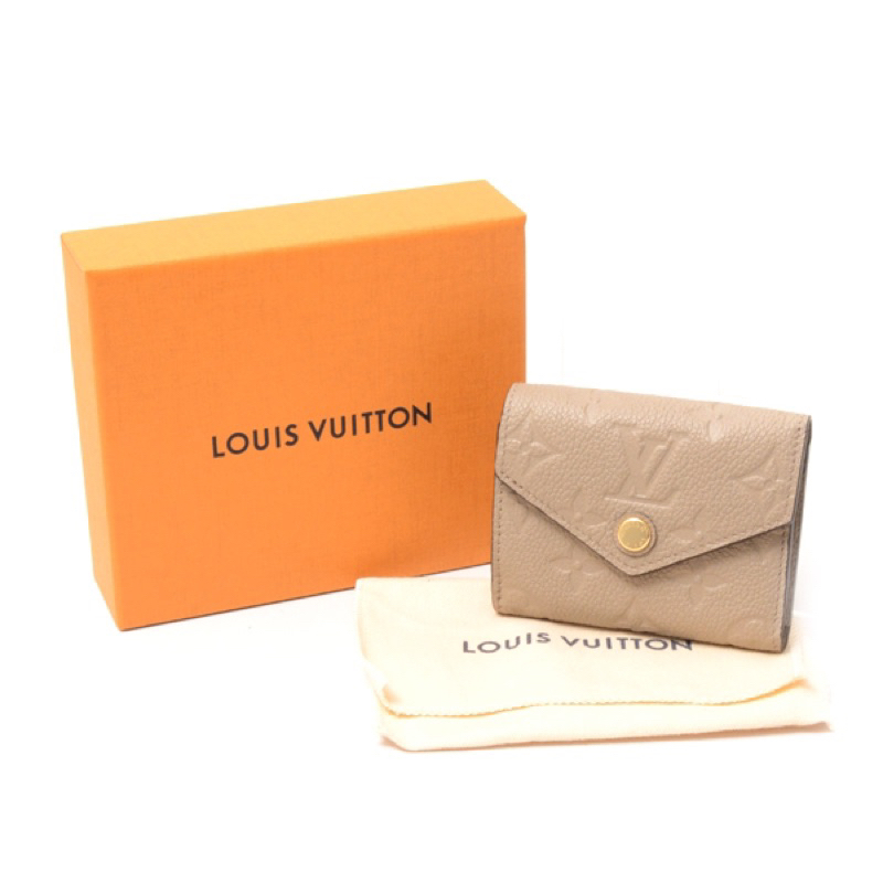 M69800 LV 壓紋三折短夾 全新法國正品 ZOE Wallet Louis Vuitton