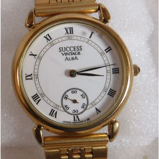 ੈ✿雅柏錶 ALBA錶 中性尺寸 石英金錶 日本製 小秒針 精工出品 走時精準 羅馬數字白色錶盤 全鋼鍍金錶款 特殊有型