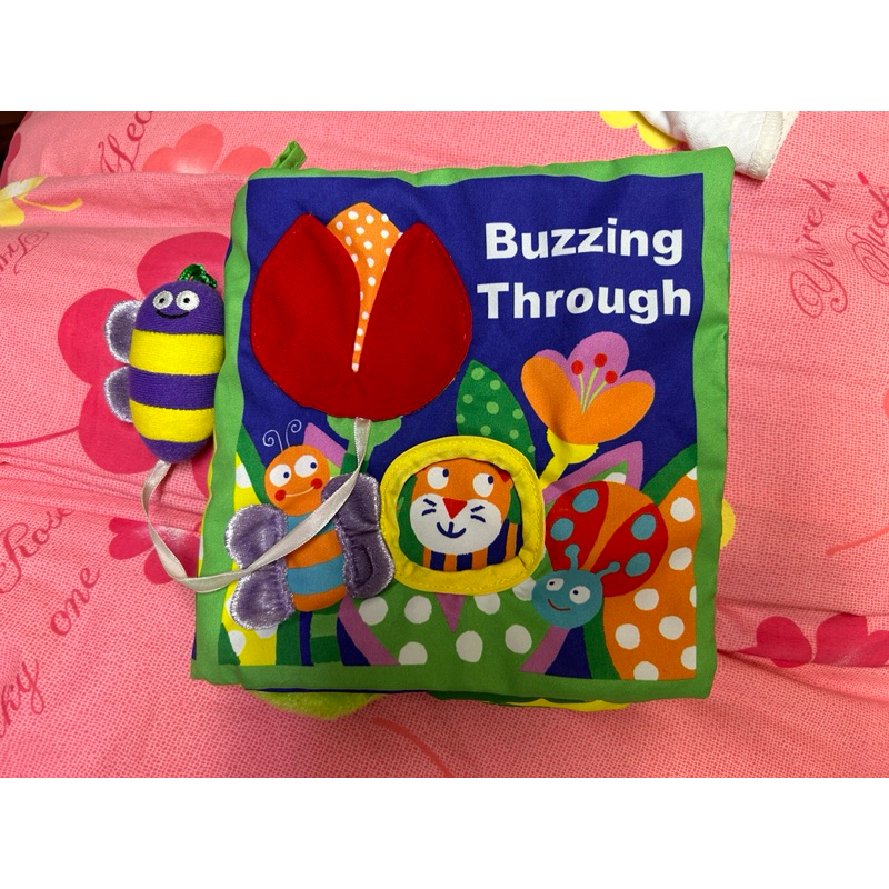美國Manhattan Toy，蜜蜂嗡嗡，軟布書，Buzzing Through，學習書，布書，成長書，柔軟