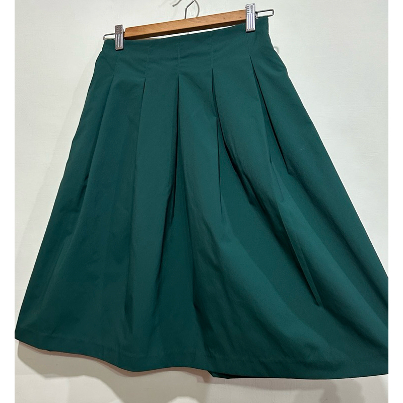 Uniqlo百貨專櫃 打褶 單層 春夏中長裙，後腰圍鬆緊帶，雙側口袋，綠色M號，99成新零碼商品