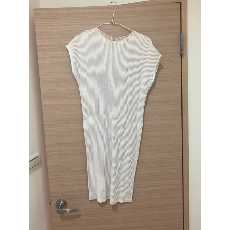 (洋裝）Uniqlo白色S號類似三宅連衣洋裝