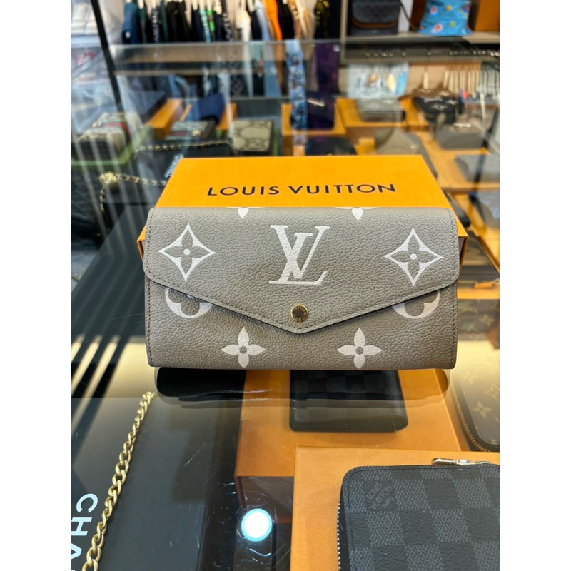 鹿晉歐美精品🦌 Louis Vuitton LV M81049 斑鳩灰奶茶信封式長夾