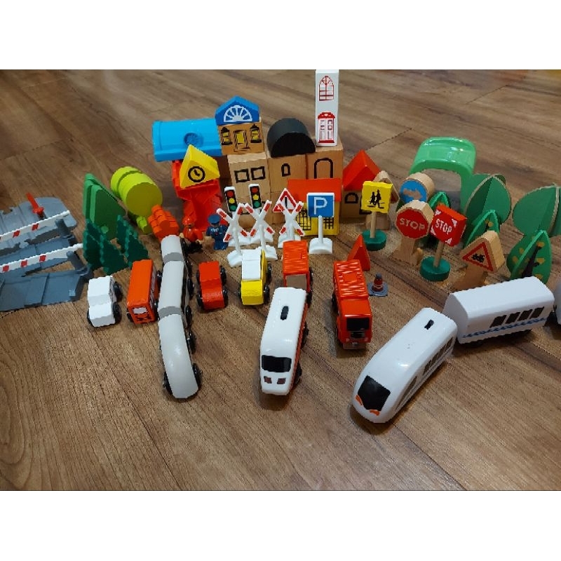 木製玩具電動火車軌道組 軌道約50片 配件多 車子多