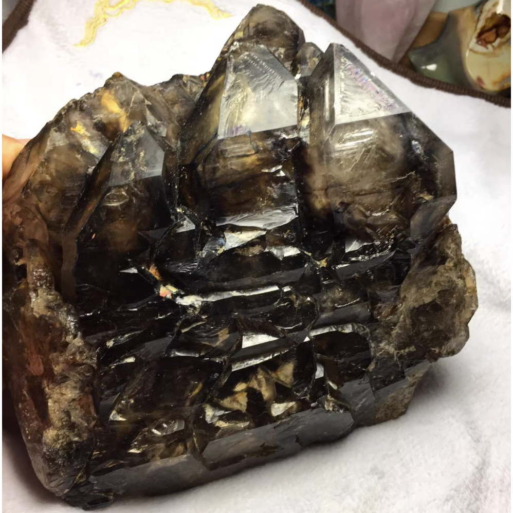 4.2kg天然水晶原礦茶水晶鱷魚皮骨幹原石包覆3顆流動水膽能量水晶擺