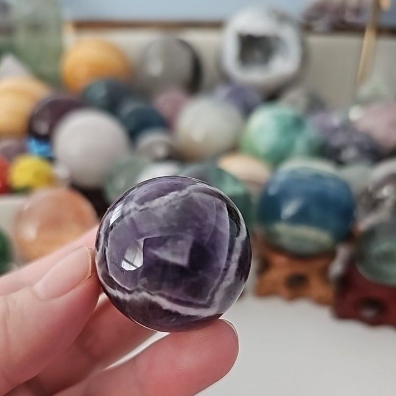 夢幻紫水晶球 深紫帶似愛心紋路 約3.18公分 附小木座