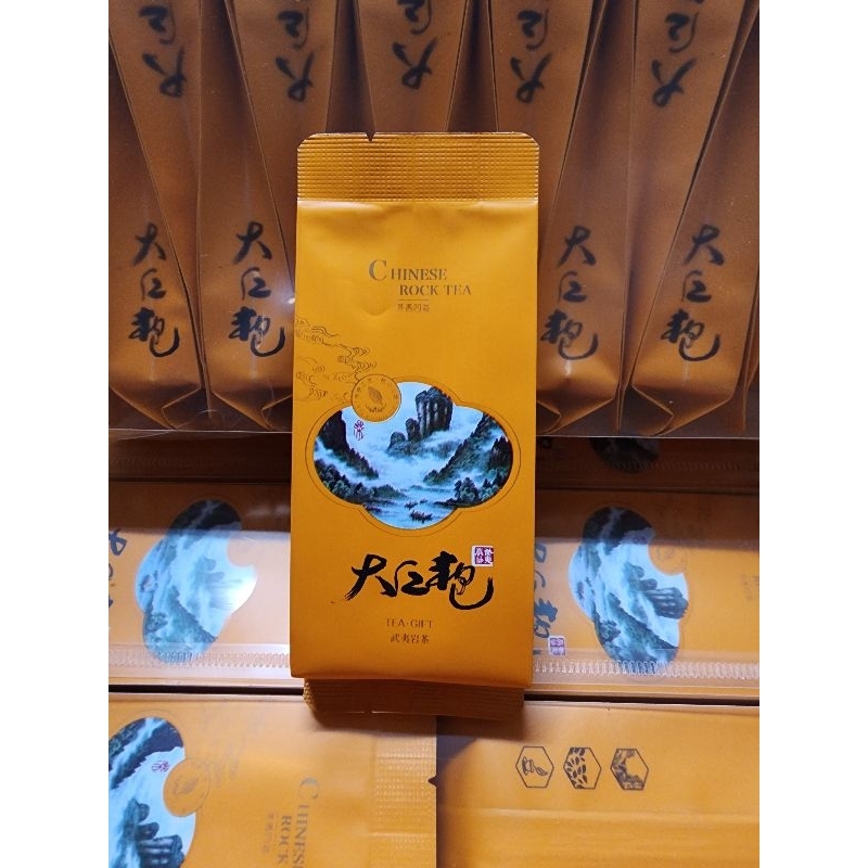 大紅袍別名武夷岩茶，半發酵茶，是閩北烏龍茶