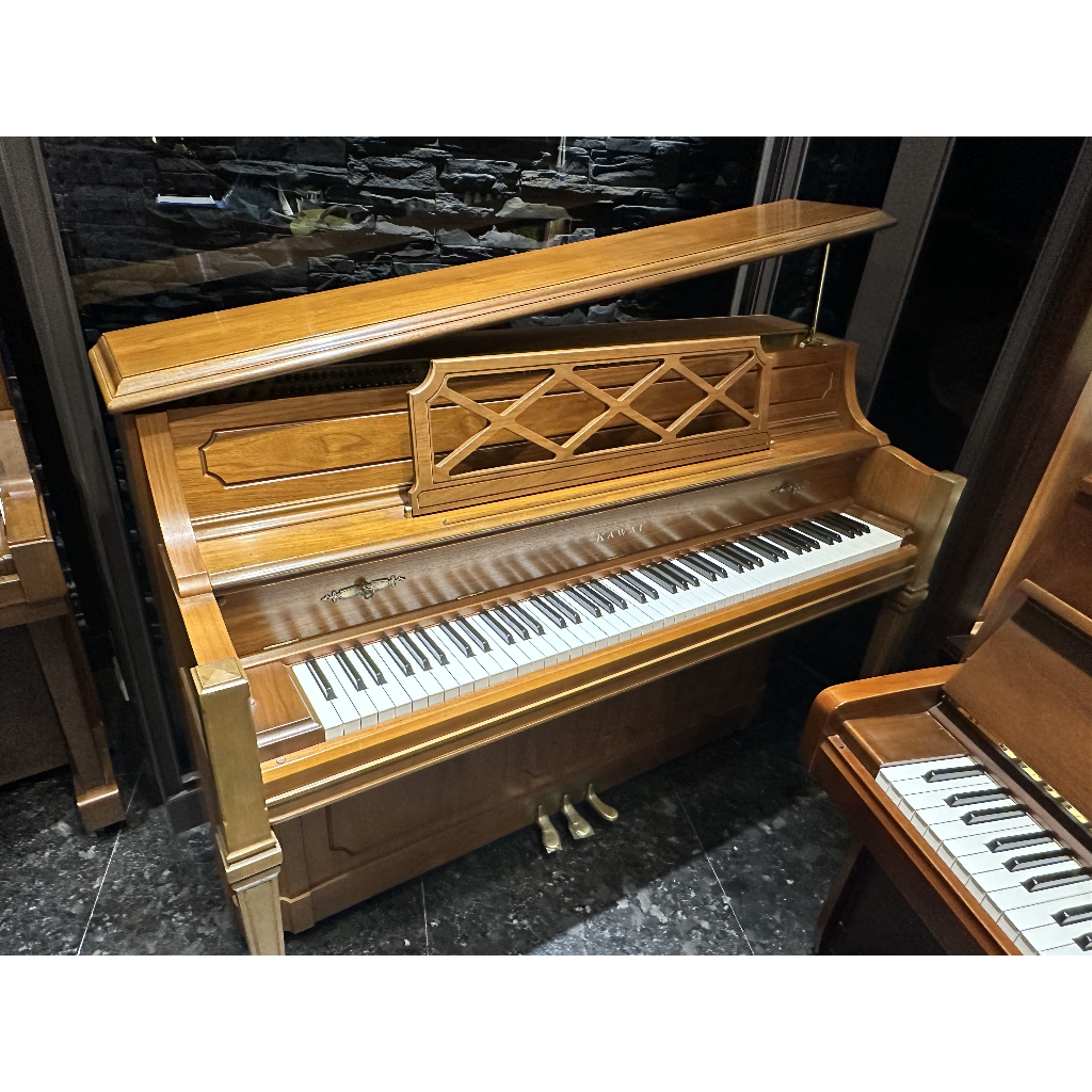 【日本製】KAWAI KL-51WI 二手鋼琴《鴻韻樂器》直立式鋼琴 中古鋼琴 原木色 古典式 高雅譜架 雕刻琴身