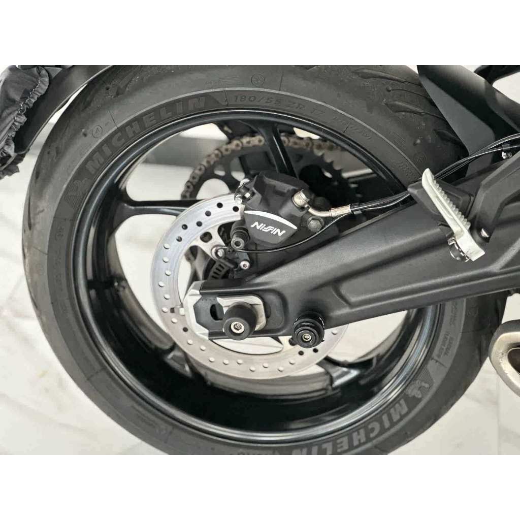 Speed400後腳踏裝飾條 適用於 凱旋 speed400改裝黑色機油蓋 凱旋Speed400 機車裝speed400