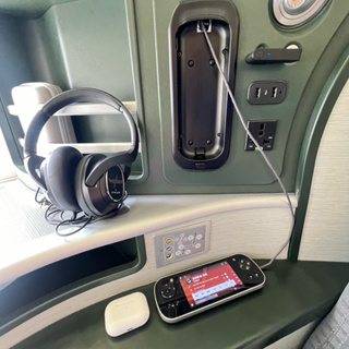 長途飛行 看飛機✈️上的電影 節目 音樂用自己的 抗噪無線藍芽耳機 自帶電池 可充電 音源 發射 接收器 音訊 轉換器